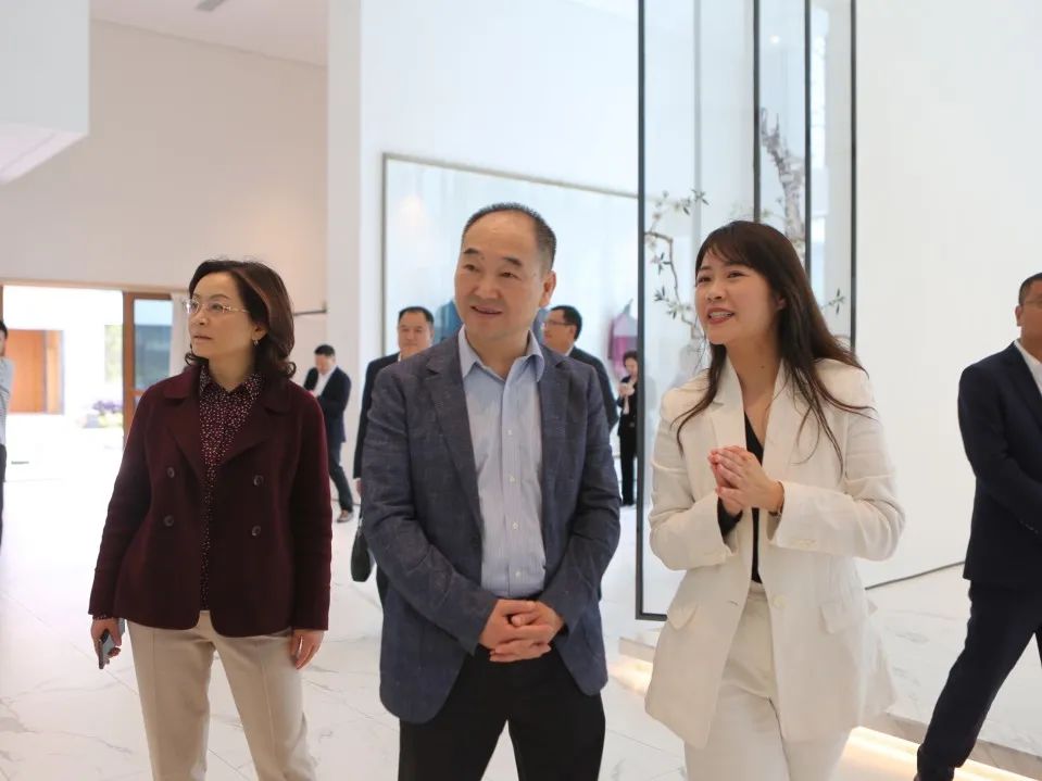 刘成安一行来到绵阳天虹现代蚕业体验园,参观了"千鹤